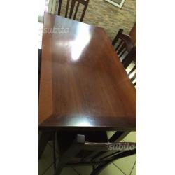 Tavolo in legno molto robusto + 4 sedie