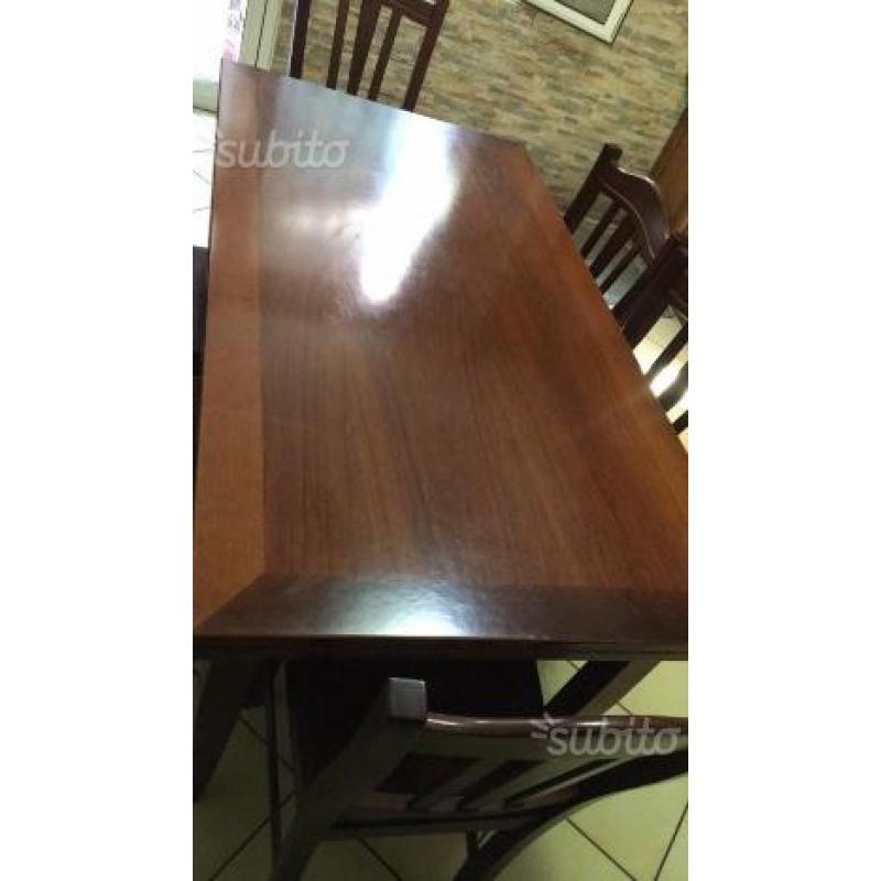 Tavolo in legno molto robusto + 4 sedie