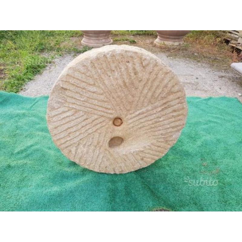 Antica ruota di macina in pietra