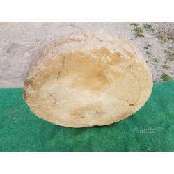 Antica ruota di macina in pietra