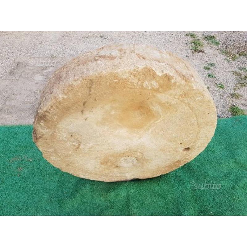 Antica ruota di macina in pietra