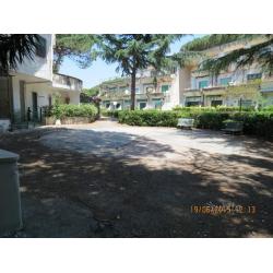 185 appartamento con ampio terrazzo in parco priva