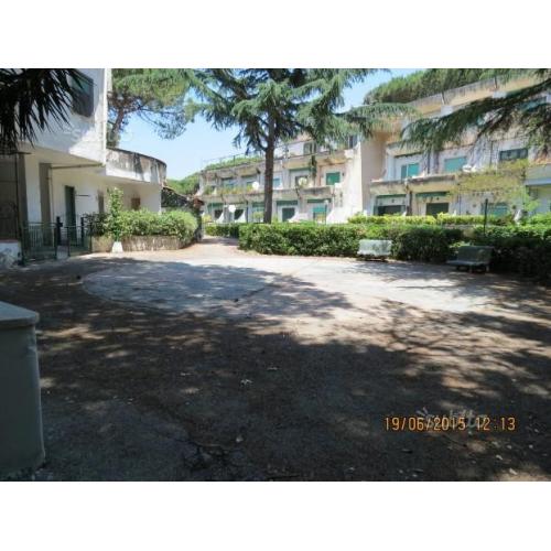 185 appartamento con ampio terrazzo in parco priva