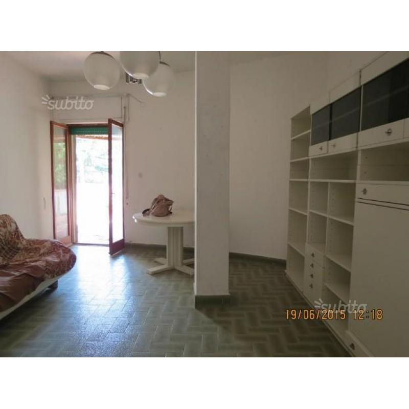 185 appartamento con ampio terrazzo in parco priva