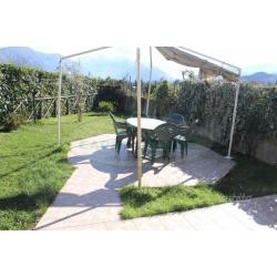 Villa a schiera capofila con giardino in centro