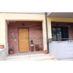 Villa a schiera capofila con giardino in centro