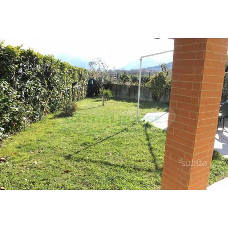 Villa a schiera capofila con giardino in centro