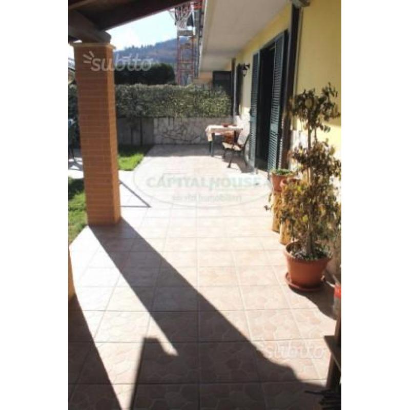 Villa a schiera capofila con giardino in centro