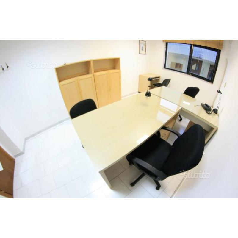 Ufficio arredato