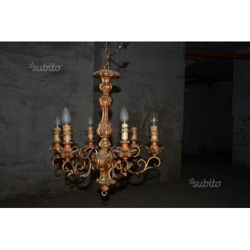 Antico lampadario in legno
