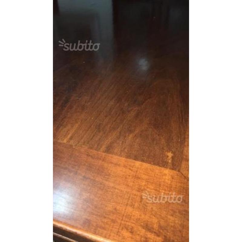 Tavolo in legno molto robusto + 4 sedie